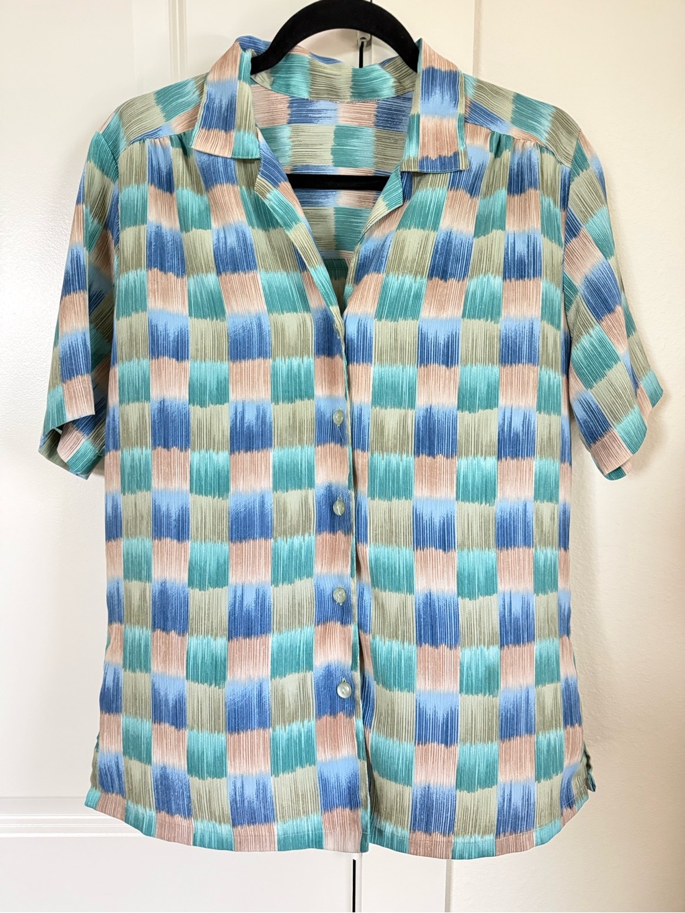 Women’s Vintage 80’s Button Down Shirt Multi Color PTP 21” Length 26”